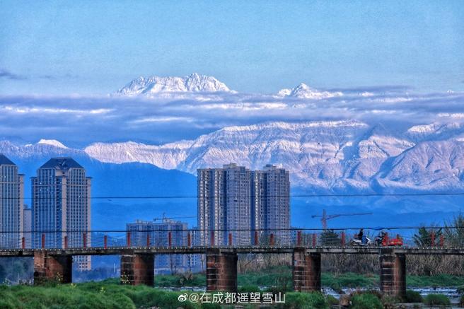 #在成都遥望雪山#